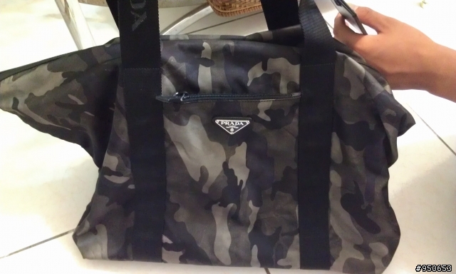 PRADA迷彩軍綠側背包及PRADA夾腳拖鞋