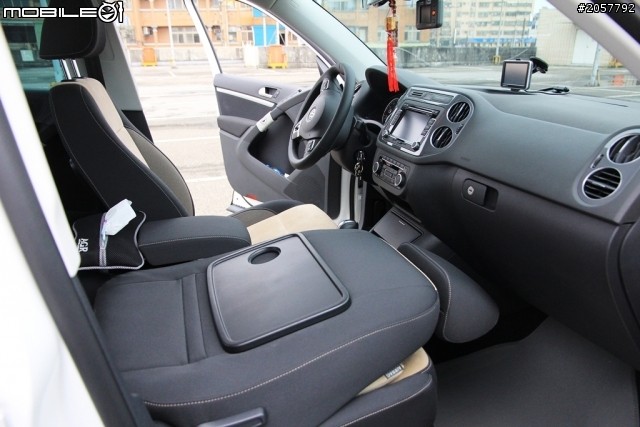 ( PART2開箱) 2012 TIGUAN TSI S&S 全配到齊了:HID日行燈+全景天窗+撥片方向盤+RVC顯影+側踏+德國後箱飾條..