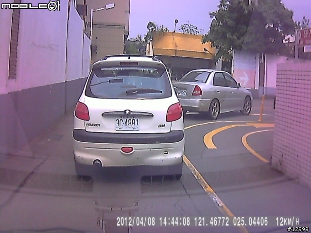 不知這樣的車牌能不能舉發違規...