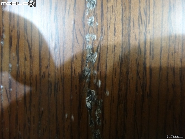 裝潢3個月後的木牆出現黑色顆粒