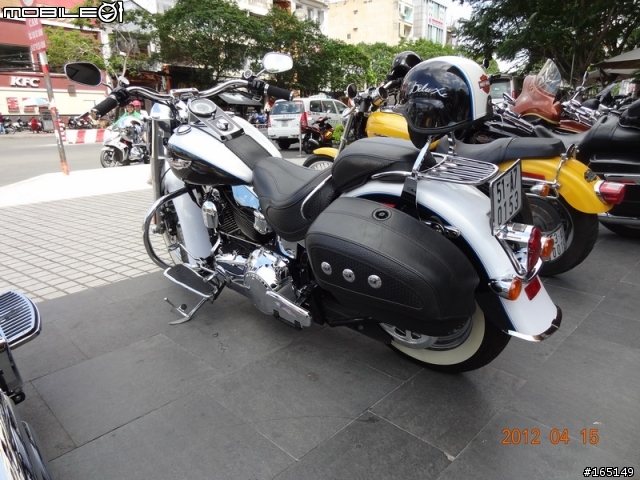 20120415越南胡志明市第一郡 NEW WORLD後方 八月革命路上 15台重型機車  1台法拉利F430