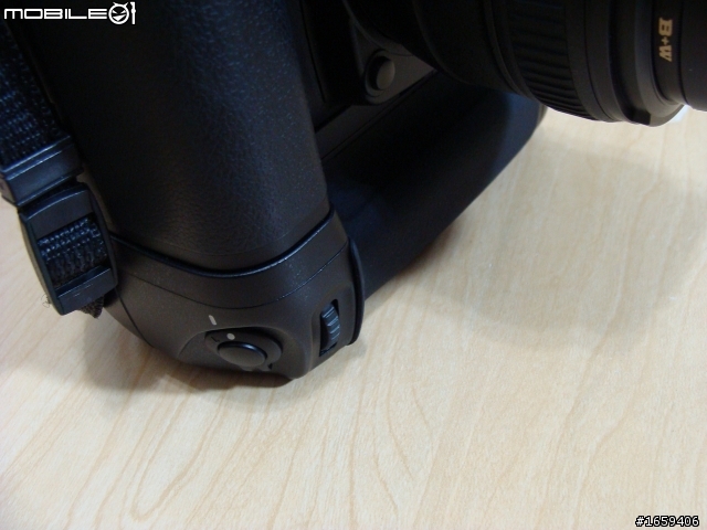 Nikon D7000公司貨垂直手把使用半年蒙皮翹起來了!國祥說要付費維修!