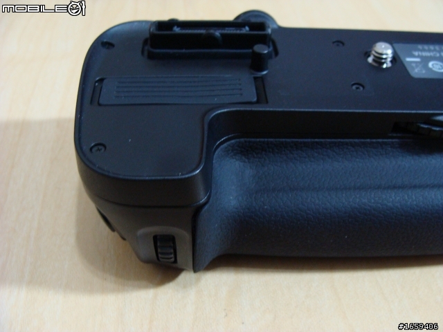 Nikon D7000公司貨垂直手把使用半年蒙皮翹起來了!國祥說要付費維修!