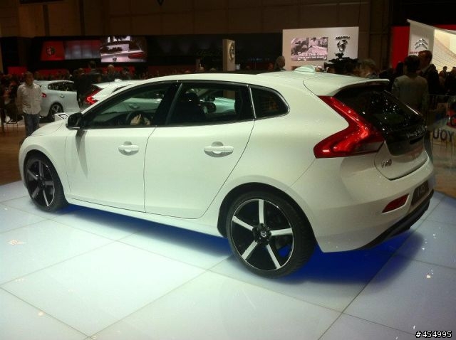Volvo New V40實車照片(補上v40國際官方網站及專屬facebook)