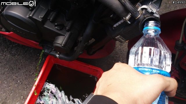 [教學]SYM T2更換水箱水、火星塞、安裝水溫表