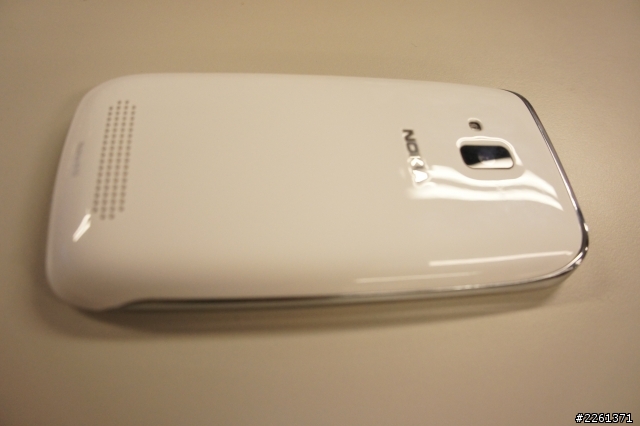 Lumia 610 白色入手囉~ =D