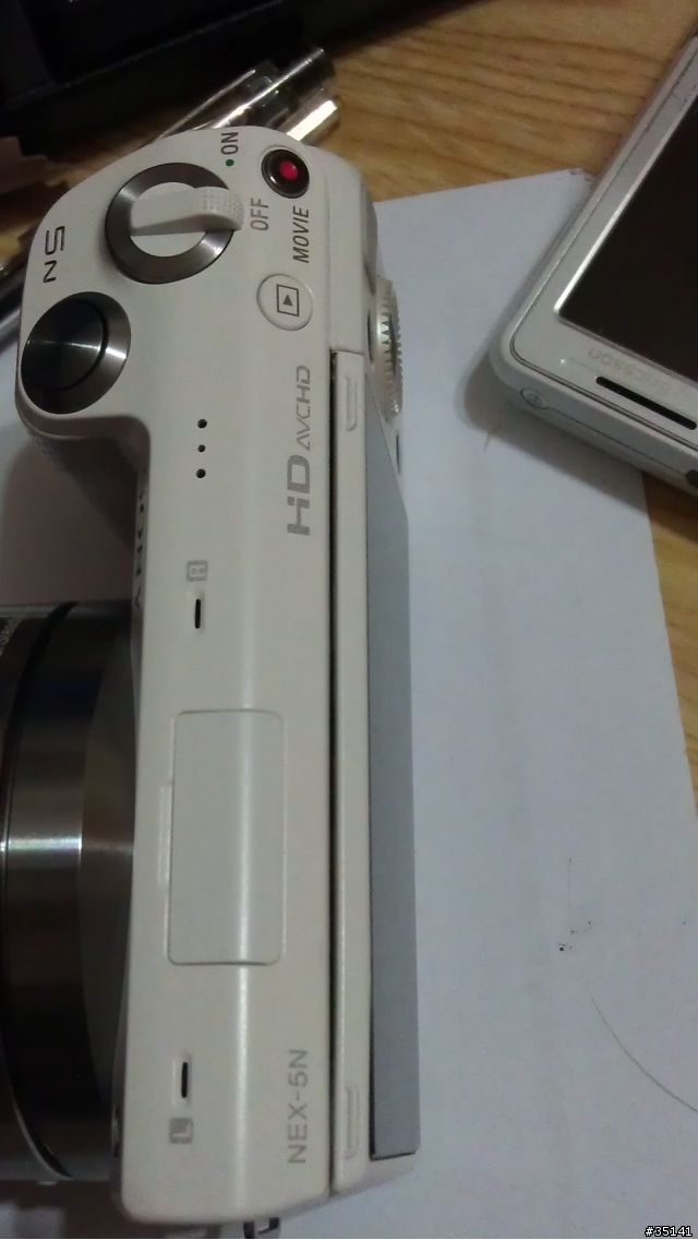 請問~請各位幫忙看一下您手上的nex5n的LCD螢幕有凸出現象嗎?