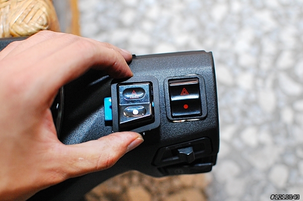 為行車安全加分 ----- GSR 警示燈改裝教學分享(含拆裝)【新增光陽警示燈改法】