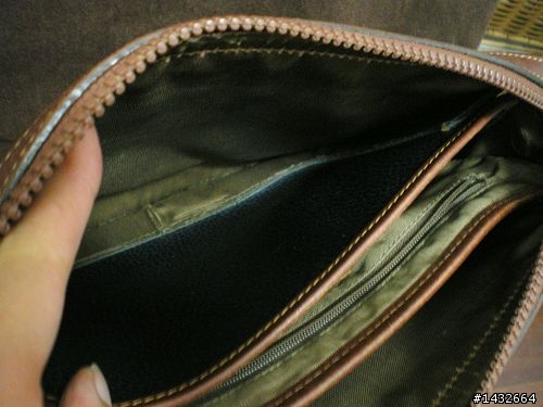 coach古著包,但內標為何沒編碼?而且是made in italy呢?是假的嗎? 另外有誰知道這個照片logo的品牌呢?