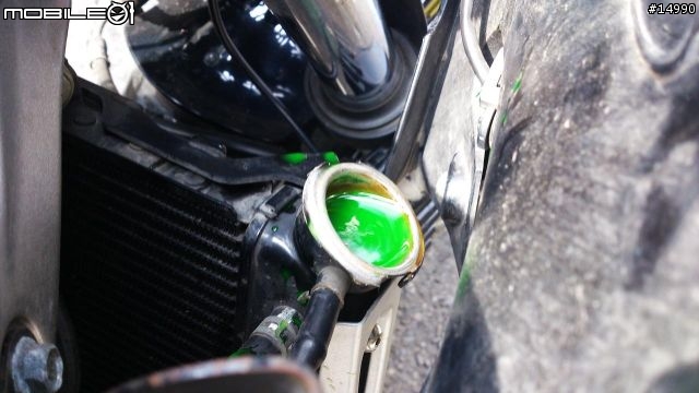 [教學]YAMAHA FZ6S Spec1 更換水箱水，安裝水溫錶、測速器、車充