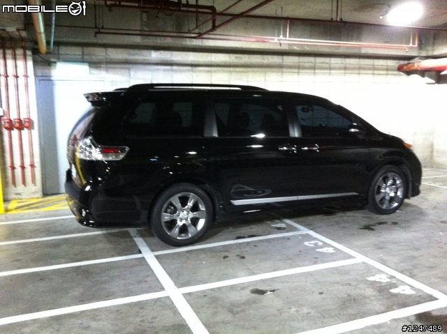 請問這台是LEXUS 7人座休旅車?台灣有賣?