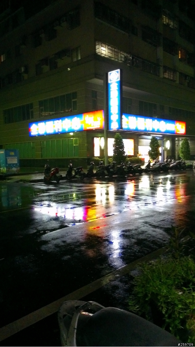 有人想看 ONE X 跟 N8 照相PK嗎? (新增環球室內試拍)