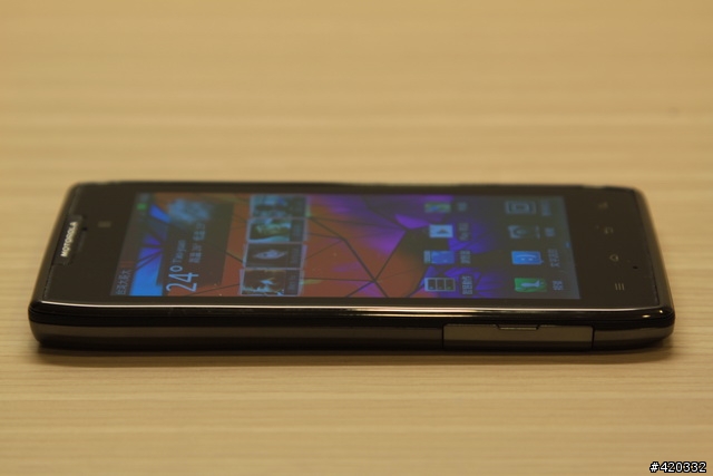 大電量救世主降臨(RAZR Maxx、iPhone 4S、HTC One X、SAMSUNG SII電力大亂鬥 )