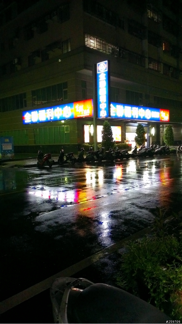 有人想看 ONE X 跟 N8 照相PK嗎? (新增環球室內試拍)