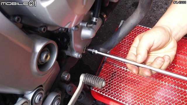 [教學]YAMAHA FZ6S Spec1 更換水箱水，安裝水溫錶、測速器、車充