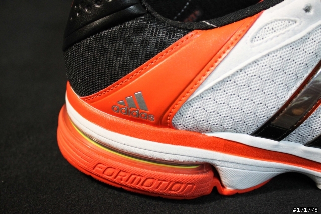 adidas SNOVA Glide 4M 專業型跑者訓練鞋(試用心得)