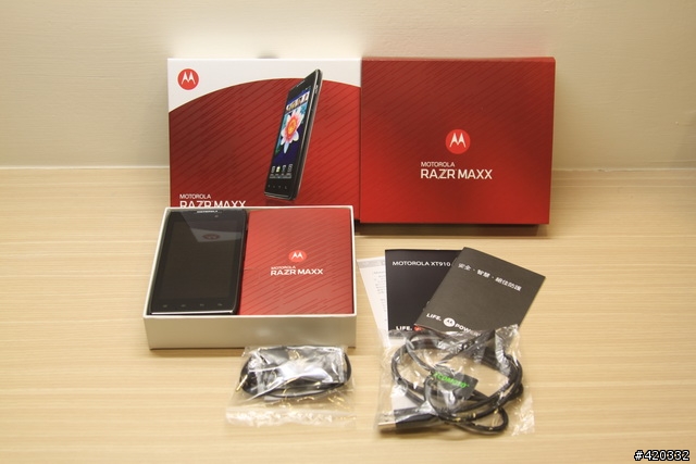 大電量救世主降臨(RAZR Maxx、iPhone 4S、HTC One X、SAMSUNG SII電力大亂鬥 )