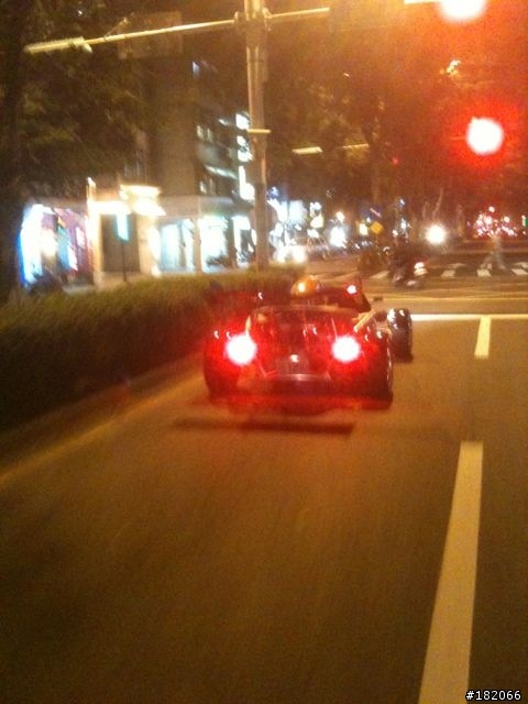 路上看到一台卡丁車呸好快，酷斃了