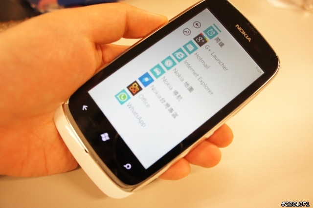 Lumia 610 白色入手囉~ =D