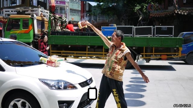 天人交戰之後，終於做了決定~~~~(補上小白柴佛開箱照片)