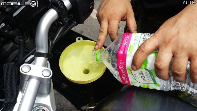 [教學]YAMAHA FZ6S Spec1 更換水箱水，安裝水溫錶、測速器、車充