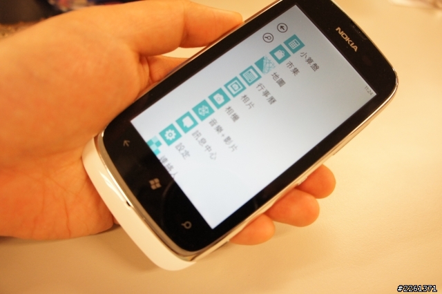 Lumia 610 白色入手囉~ =D