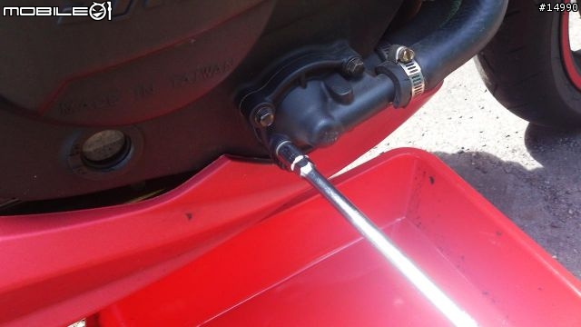 [教學]SYM T2更換水箱水、火星塞、安裝水溫表