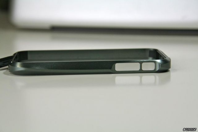 「開箱」iPhone 金屬重裝對決 - 無螺絲設計的創意巧思