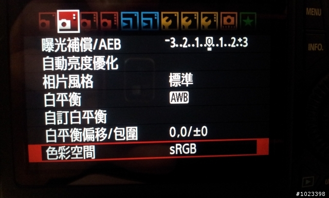[開箱]人生第一台單眼，Canon EOS 60D ><