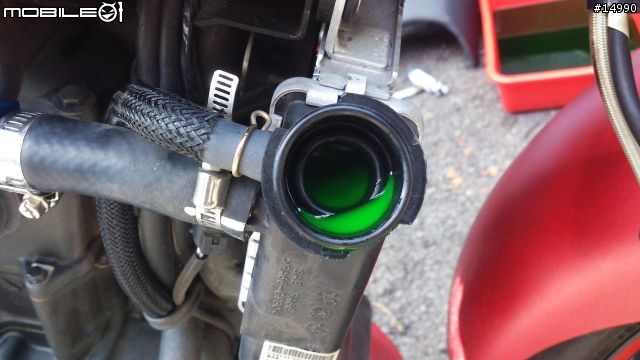 [教學]SYM T2更換水箱水、火星塞、安裝水溫表