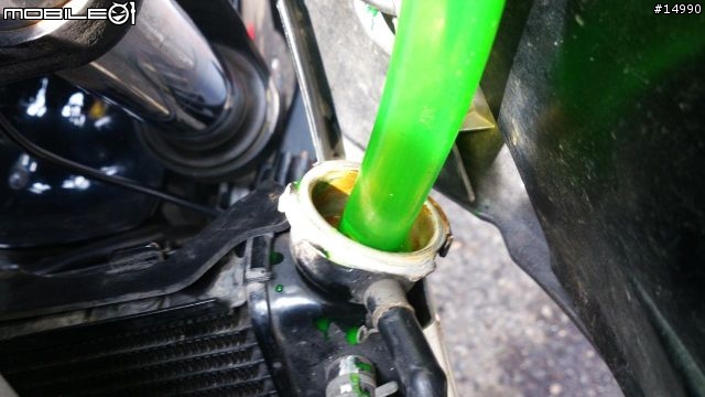 [教學]YAMAHA FZ6S Spec1 更換水箱水，安裝水溫錶、測速器、車充