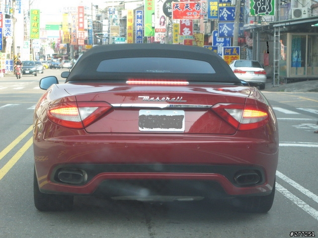 分享在路上巧遇的海神牌帥氣跑車...有夠帥的