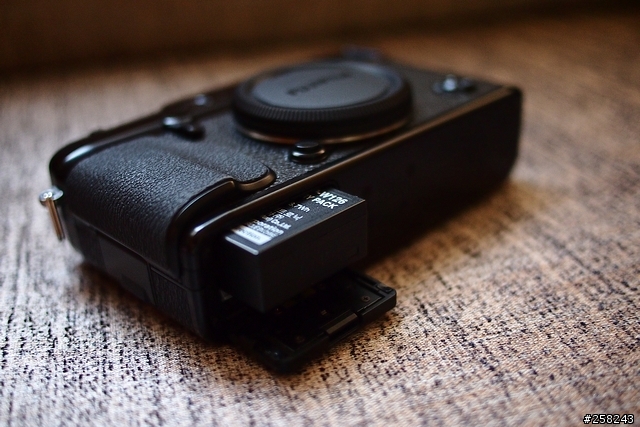 【西西分享】左打全幅機 右打微型單眼？---富士Fujifilm X-Pro1