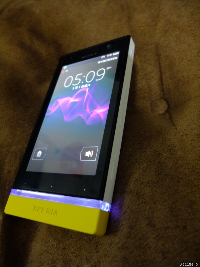 SONY  XPERIA U 白/黃 簡易開箱
