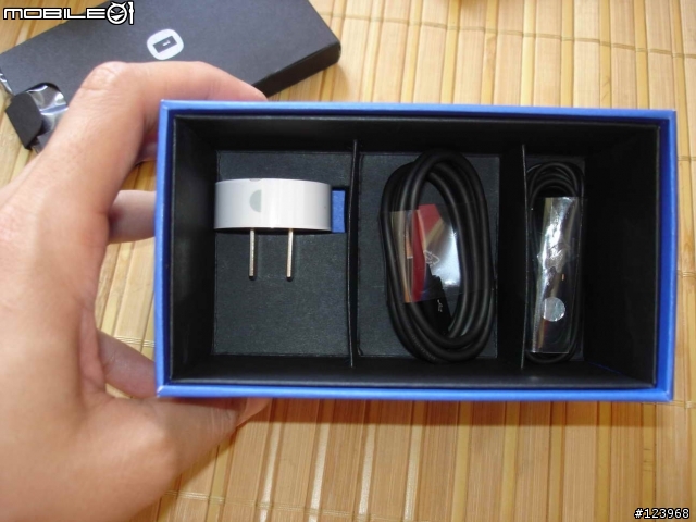 NOKIA N9 白色64G 簡單開箱 5/4 影片更新