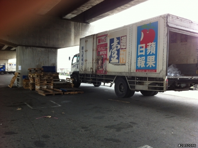 請問這樣佔用快速道路下的空地算違法嗎?
