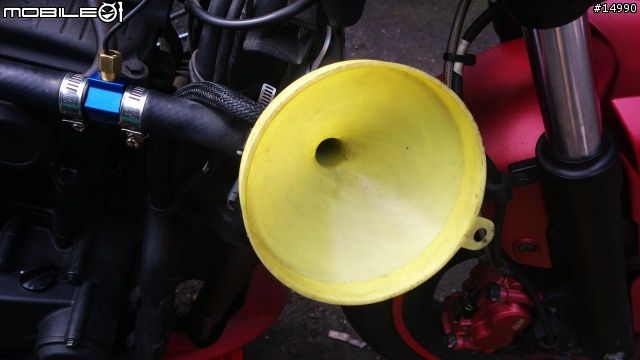 [教學]SYM T2更換水箱水、火星塞、安裝水溫表