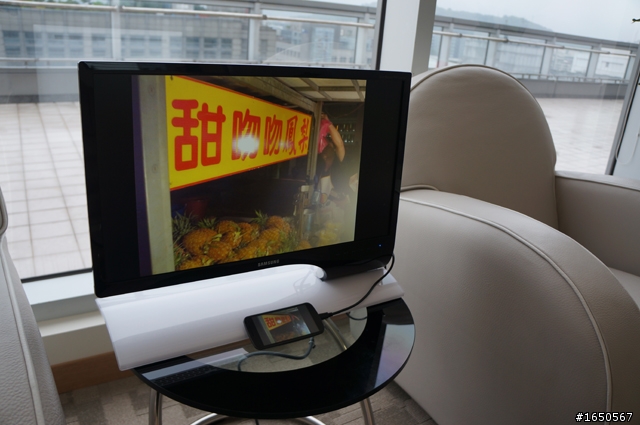 會客室的峇厘島休閒風顯示器：SAMSUNG SB750