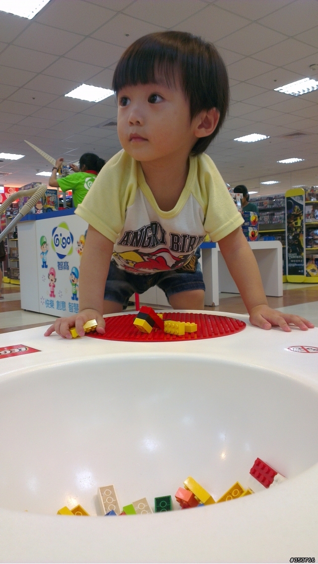 One X  拍小孩照片蓋大樓