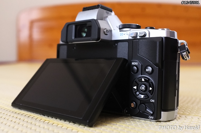 望穿秋水～Olympus OM-D E-M5 銀機開箱
