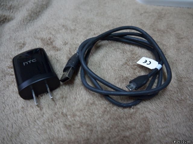 [分享] One v 簡單開箱，長輩的第一支觸控手機送禮成功