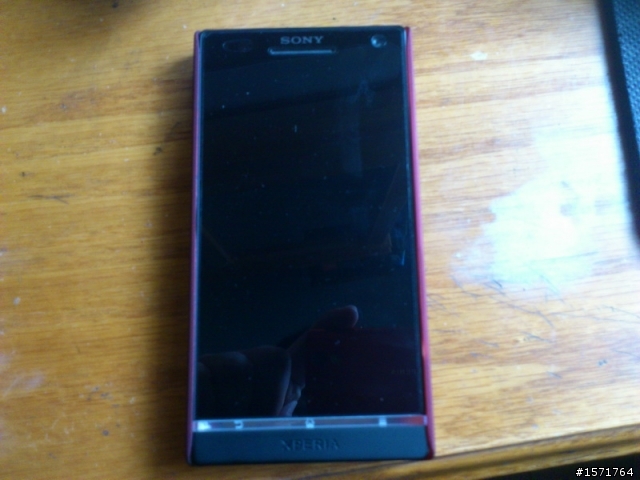 [分享] XPERIA S LT26i的金屬髮絲紋背蓋和NILLKIN 紅色外殼