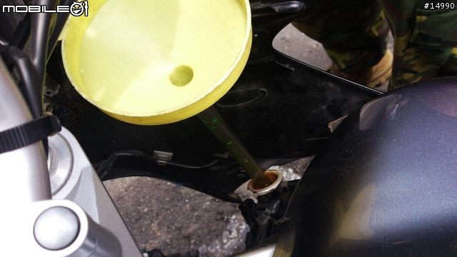 [教學]YAMAHA FZ6S Spec1 更換水箱水，安裝水溫錶、測速器、車充