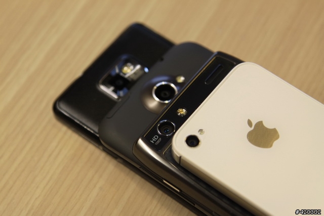 大電量救世主降臨(RAZR Maxx、iPhone 4S、HTC One X、SAMSUNG SII電力大亂鬥 )