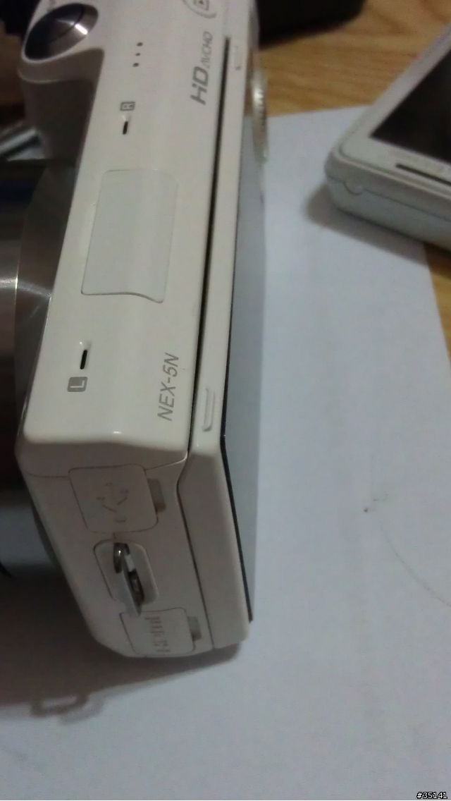 請問~請各位幫忙看一下您手上的nex5n的LCD螢幕有凸出現象嗎?