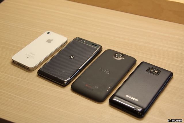 大電量救世主降臨(RAZR Maxx、iPhone 4S、HTC One X、SAMSUNG SII電力大亂鬥 )