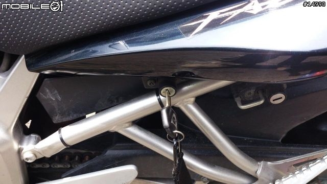 [教學]YAMAHA FZ6S Spec1 更換水箱水，安裝水溫錶、測速器、車充