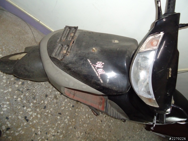 老車友們可以幫我查詢這台年代已久的車嘛?