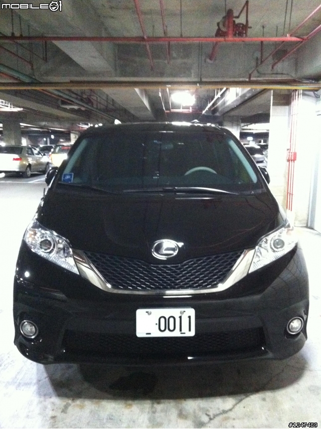 請問這台是LEXUS 7人座休旅車?台灣有賣?