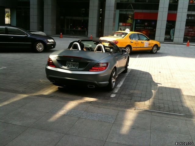 ella喜宴台北寒舍艾美酒店外的車